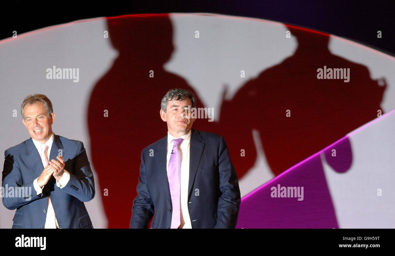 Schatzkanzler Gordon Brown (rechts) und Premierminister Tony Blair, nach der Rede des Bundeskanzlers auf der Parteikonferenz. Stockfoto