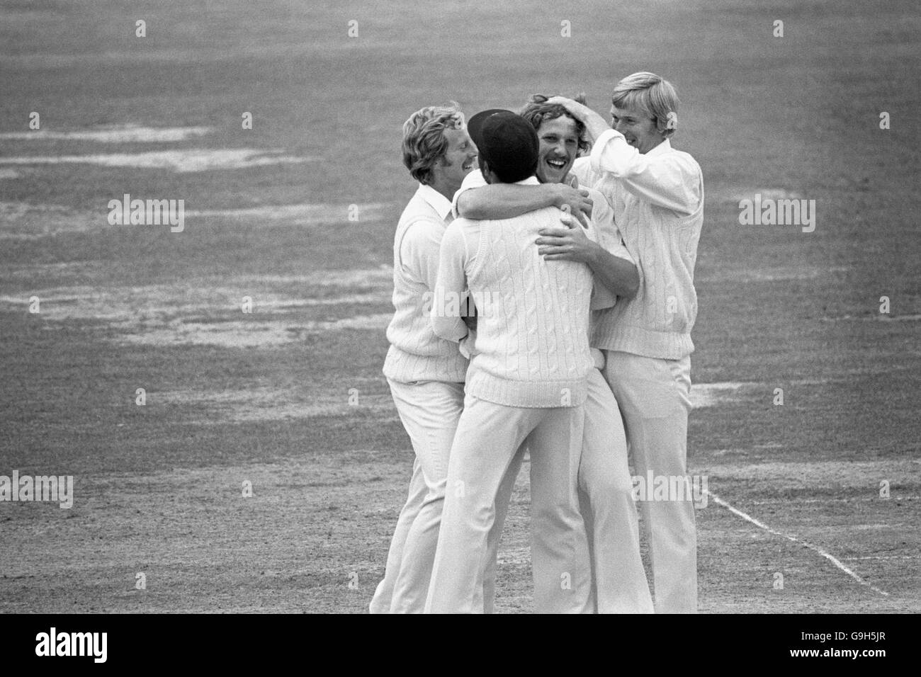 Cricket - Gillette Cup - Finale - Somerset gegen Sussex - Lord's. Ian Botham von Somerset (zweite r) feiert mit seinen Teamkollegen nach dem Wicket von Sussex's Imran Khan (aus Bild) Stockfoto