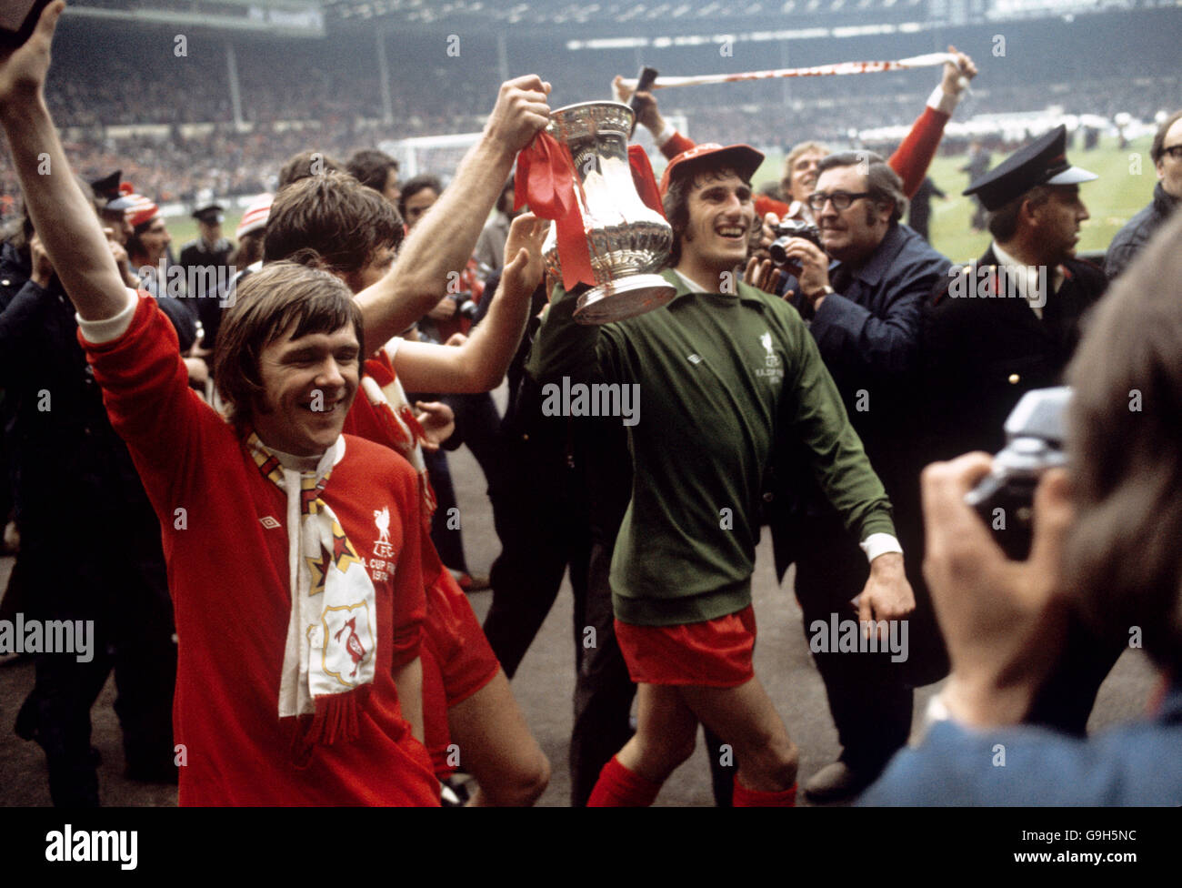 (L-R) Liverpools Brian Hall, Emlyn Hughes und Torhüter Ray Clemence feiern nach ihrem 3:0-Sieg mit dem FA Cup Stockfoto