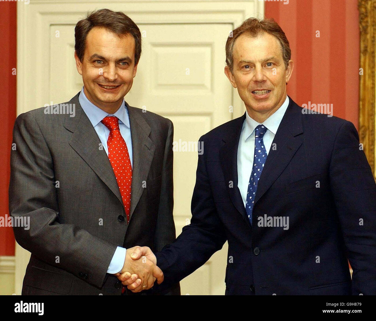 Bibliotheksfiler vom 03/06/2004 des britischen Premierministers Tony Blair mit dem spanischen Premierminister Jose Luis Rodriguez Zapatero (rechts) in der Downing Street. Stockfoto