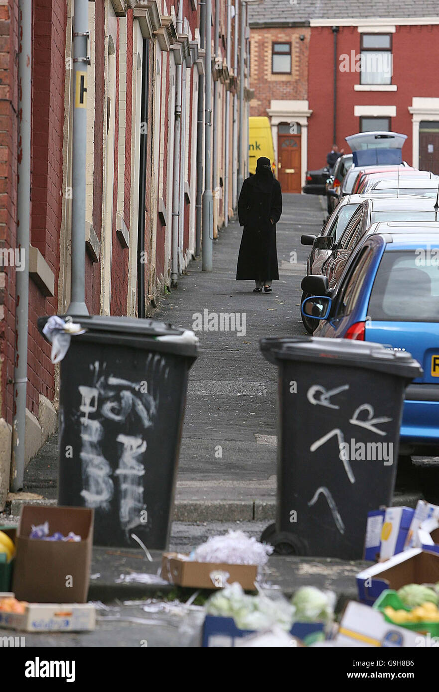 Eine muslimische Frau, die in Blackburn einkaufen geht und den Niqab trägt. PRESSEVERBAND Foto: Freitag, 6. Oktober 2006. Kabinettsminister Jack Straw wate heute weiter in den Streit über seinen Aufruf an muslimische Frauen, ihre Schleier zu entfernen, indem er sagte, dass er die Kleidungsstücke vollständig entsorgen möchte. Der ehemalige Außenminister löste Kontroversen aus, als er enthüllte, dass er weibliche Besucher seiner Blackburn-Wahlkreisoperation aufforderte, ihre Gesichter zu entdecken, um die "Gemeinschaftsbeziehungen" zu verbessern. Siehe PA Geschichte RELIGION Schleier. Bildnachweis sollte lauten: Peter Byrne/PA Stockfoto