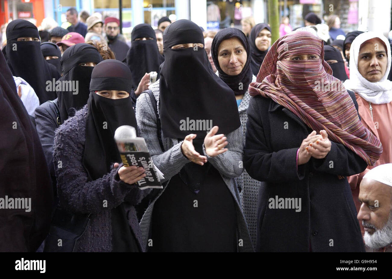 Muslimische Frauen protestieren gegen Jack Straws Kommentare zu Schleiern im Stadtzentrum seines Wahlkreises Blackburn. Der Unterhausvorsitzende hält an seinem umstrittenen Plädoyer für Frauen fest, ihre Schleier trotz Verurteilung durch muslimische Führer und viele seiner eigenen Wähler zu verwerfen. Stockfoto