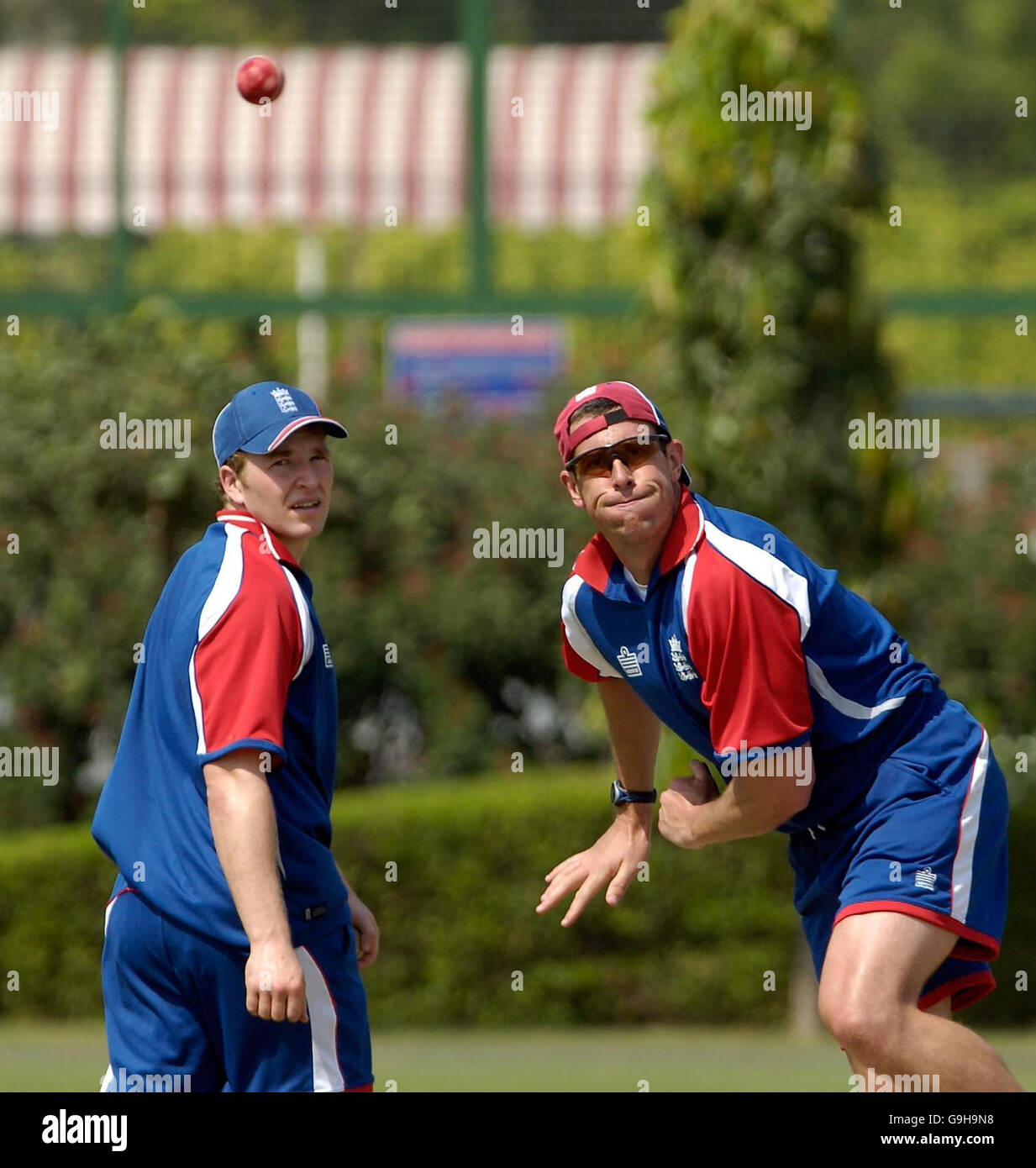 England Spin Bowler Ashley Giles (rechts) in Aktion beobachtet von Jamie Dalrymple während einer Trainingseinheit im Sri Fort Sports Complex, Delhi, Indien. Stockfoto