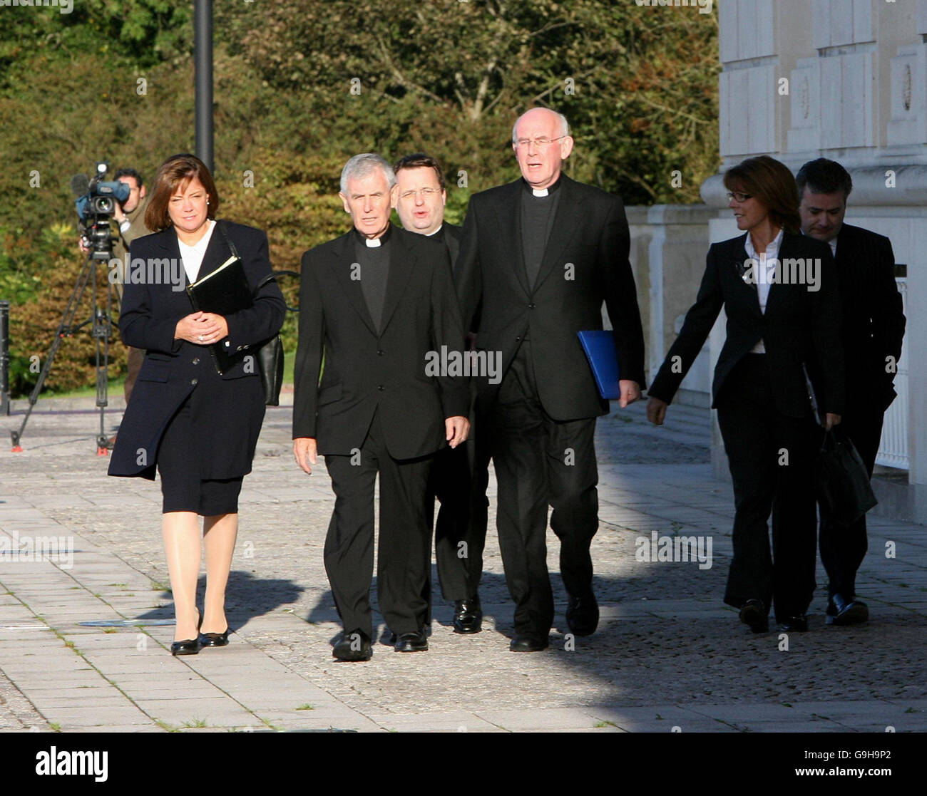 Erzbischof Sean Brady (vierter von links) führt eine Delegation nach Stormont, um Reverend Ian Paisley zu treffen. Stockfoto