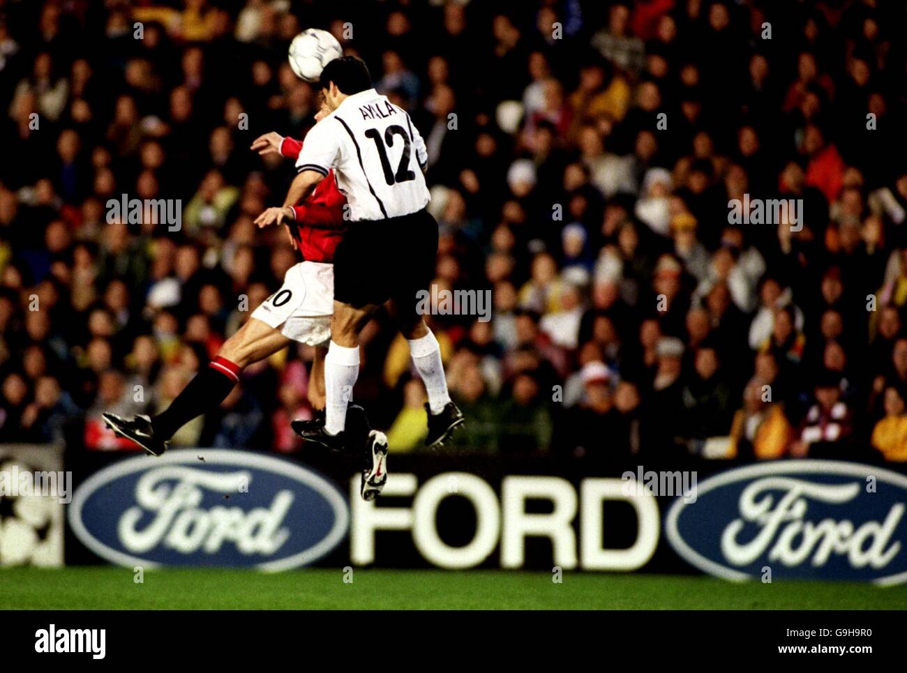 Teddy Sheringham von Manchester United (l.) und Roberto Fabian Ayala von Valencia (r) springt um den Ball Stockfoto