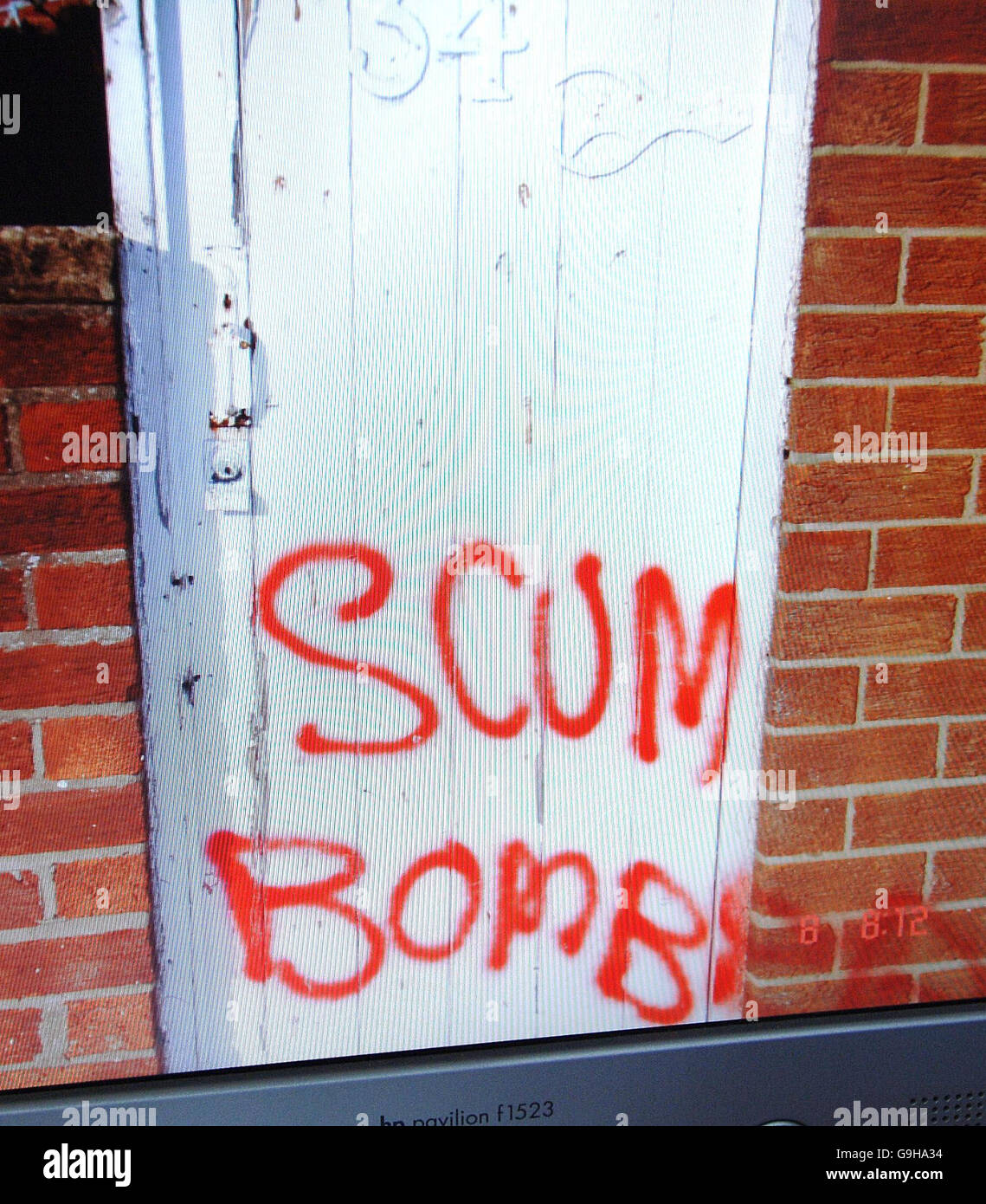 Anti-muslimische Graffiti sprühte über das Wochenende auf das Haus und die benachbarte Garage einer katholischen Familie in Middlesbrough. Stockfoto