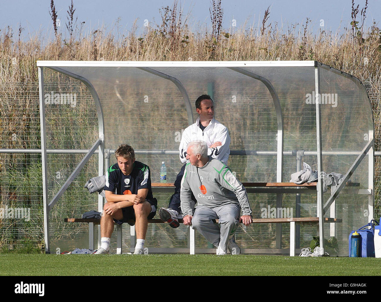 Republik Irland Physiotherapeut Mick Byrne (rechts) mit Kevin Doyle (links) und Andy O'Brien während einer Trainingseinheit in Malahide. Stockfoto