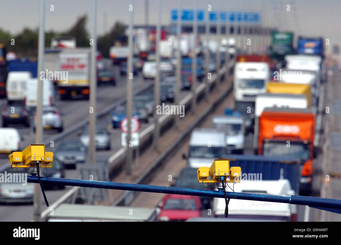 289 Millionen Vorhaben zur Erweiterung der M1 in Hertfordshire und Bedfordshire. Die Regelung sieht vor, beide Fahrbahnen der Autobahn M1 zwischen der M25 und Luton auf vier Fahrspuren auszudehnen. Stockfoto