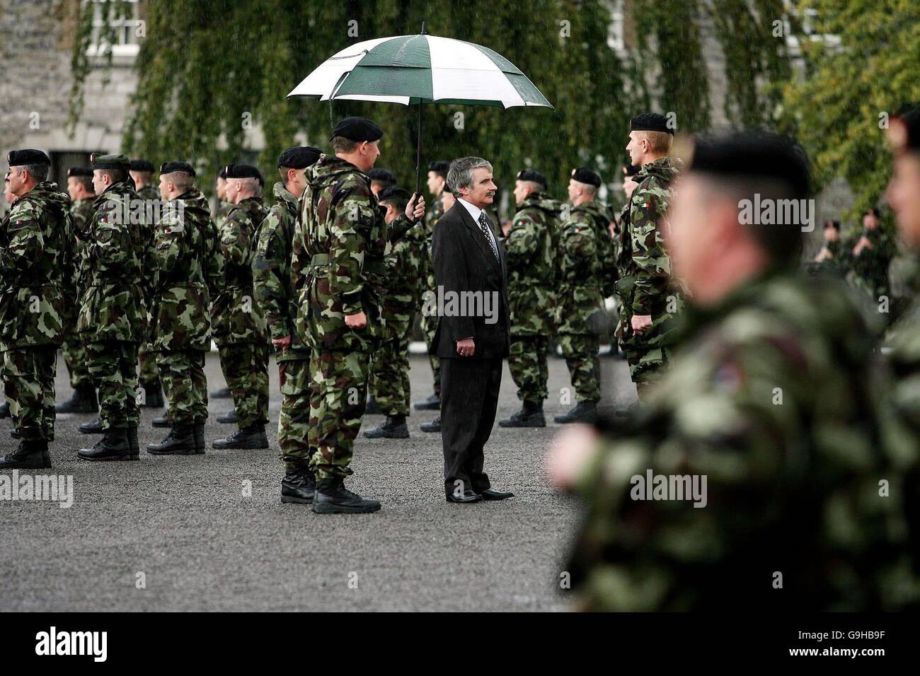 Verteidigungsminister Bewertungen Truppen gebunden für den Kosovo Stockfoto