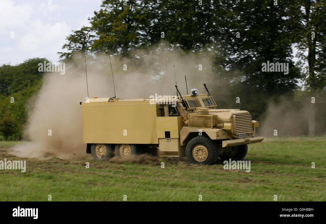 Das neue 23-Tonnen Cougar/Mastiff Fahrzeug wird von der Armee auf der Salisbury Plain, Wiltshire, demonstriert. Die Maschinen Cougar, Mastiff und Vector wurden vom Verteidigungsminister Lord Drayson vorgestellt. Stockfoto