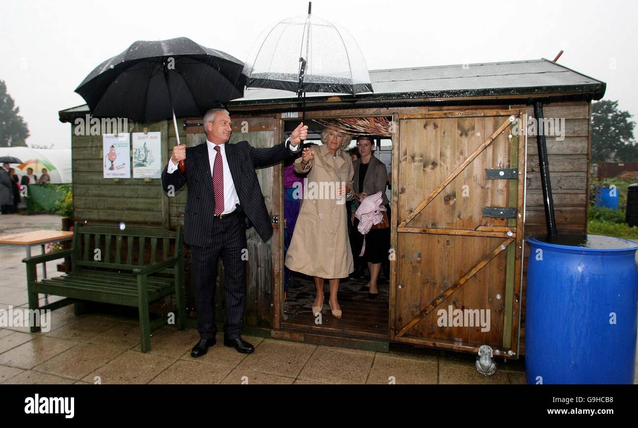 Die Herzogin von Cornwall bei einem Besuch des Brookhouse Urban Garden Scheme, einer Gruppe von Zuteilungen in der Mitte einer städtischen Wohnsiedlung in Crewe, Cheshire. Stockfoto