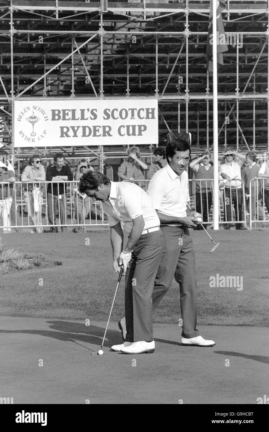 (L-R) die Europäer Jose-Maria Canizares und Seve Ballesteros üben ihr Putting Stockfoto