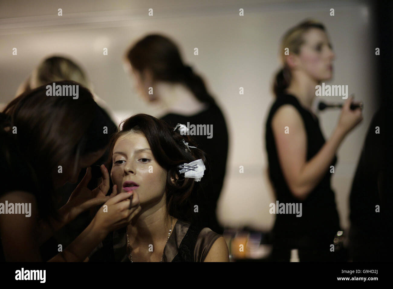 Models Backstage bei der Gharani Strok Show während der London Fashion Week Frühjahr / Sommer 2007 Kollektionen im Top Shop Marquee in Holland Park, West London. Stockfoto