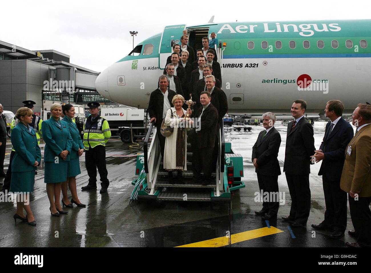 Der Kapitän des Ryder Cup Teams Ian Woosnam (rechts unten) und seine Frau Glendryth posieren mit der Ryder Cup Trophäe vor dem europäischen Team bei der Ankunft am Flughafen Dublin, vor dem Ryder Cup, der am Donnerstag im K Club, Co Kildare beginnt. Stockfoto