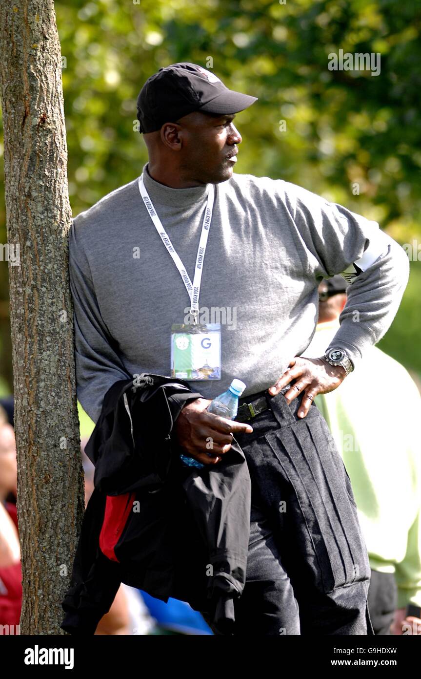 Golf - 36. Ryder Cup - erster Tag - der K Club. Michael Jordan beobachtet die Action Stockfoto