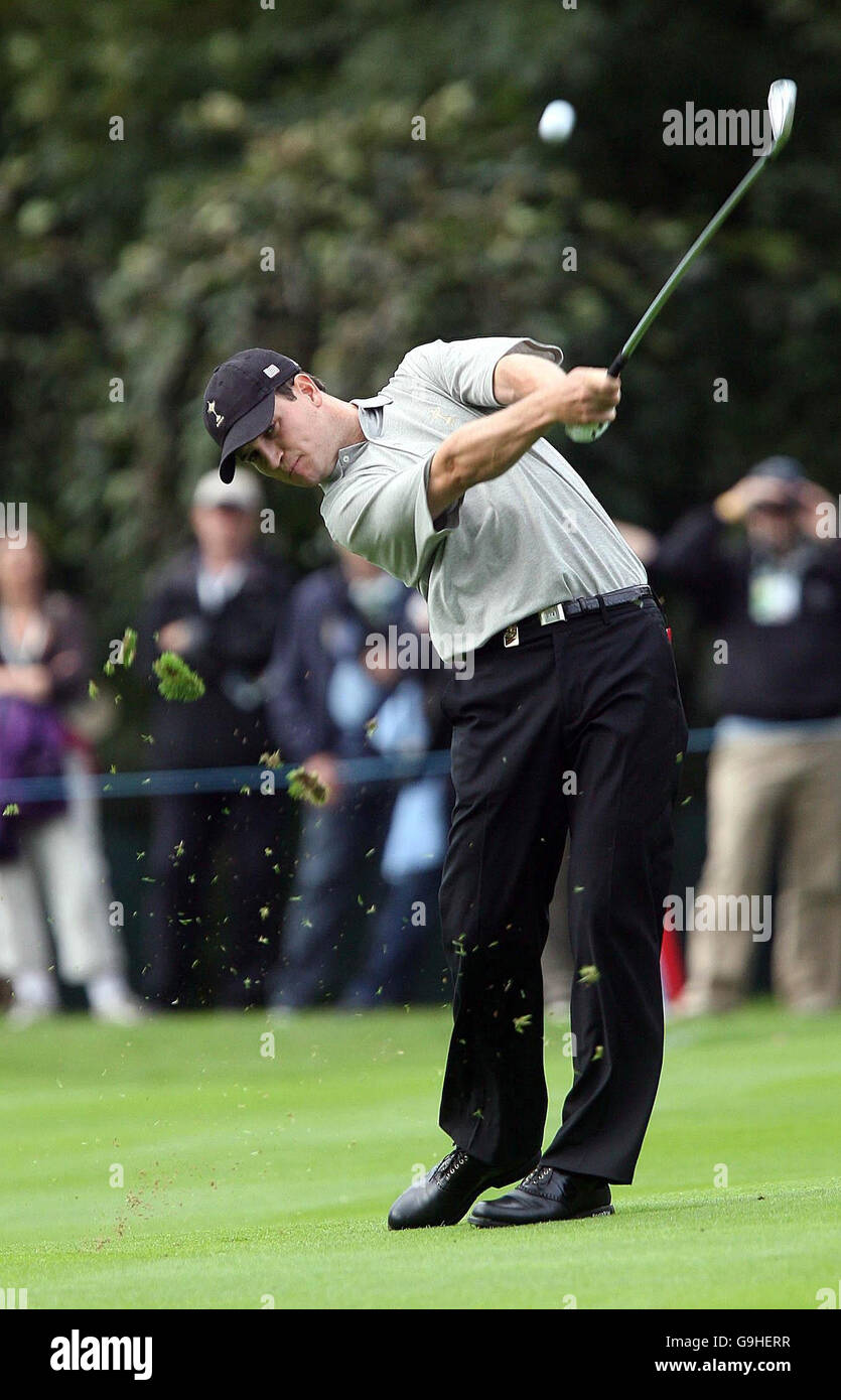 Golf - Ryder Cup - erster Tag - vier Ball - K Club, Co Kildare.. Der US-Amerikaner Zack Johnson fährt während der heutigen vier-Ball-Runde des Ryder Cup im K Club, Co Kildare, das 10. Fairway entlang. Stockfoto