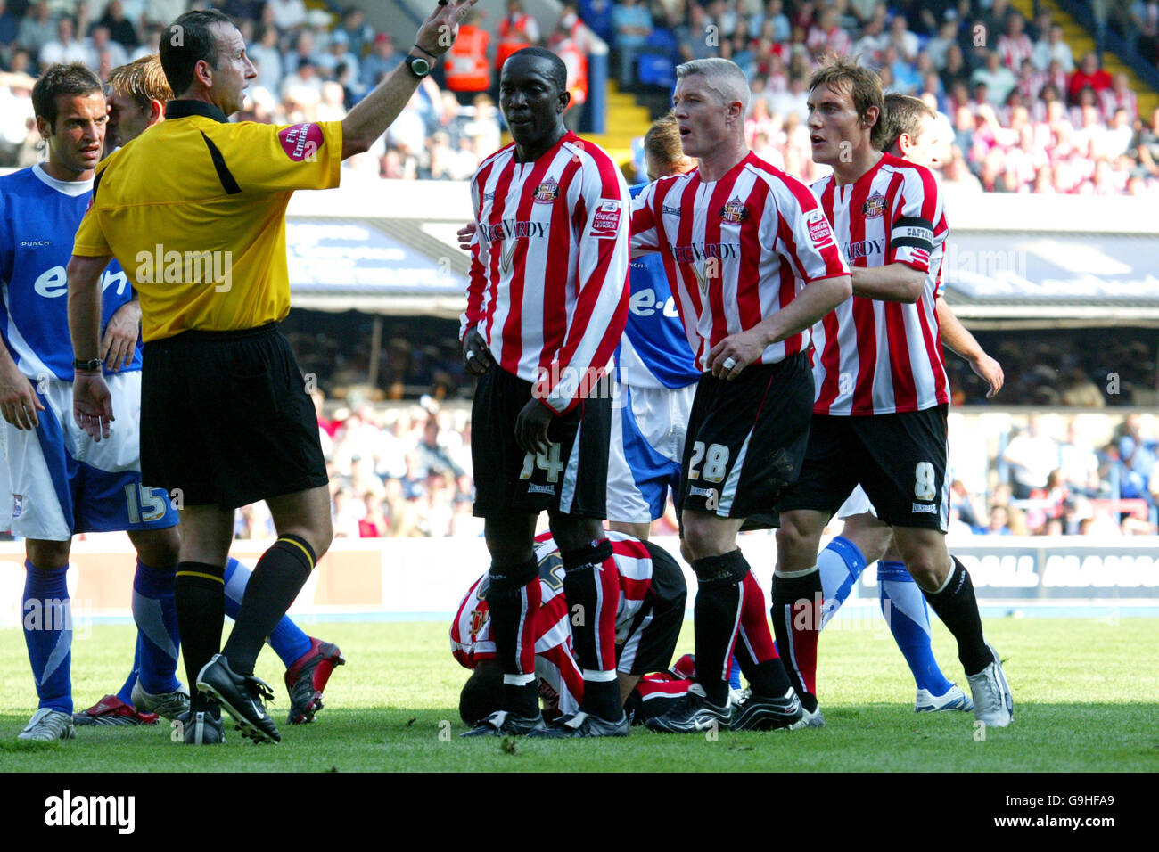 Sunderlands Dwight Yorke (l), Graham Kavanagh (c) und Dean Whitehead (r) bestreiten eine Entscheidung des Schiedsrichters Stockfoto