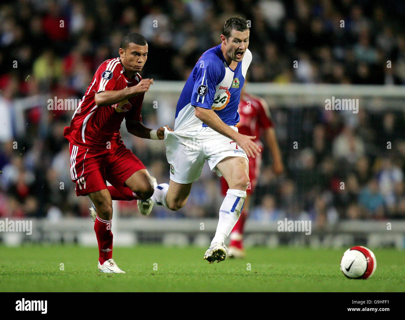 Blackburns Brett Emerton (rechts) wird vom Salzburger Johan Volanthen während der ersten und zweiten Runde des UEFA-Cups im Ewood Park, Blackburn, zurückgezogen. Stockfoto