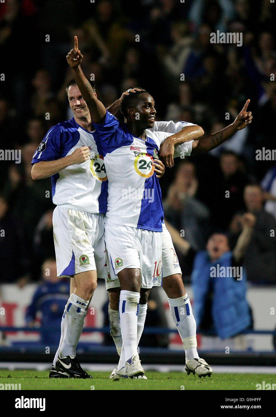 Benni McCarthy von Blackburn feiert das Tor während der ersten Runde des UEFA-Cups und des zweiten Beinspieles gegen Salzburg im Ewood Park, Blackburn. Stockfoto