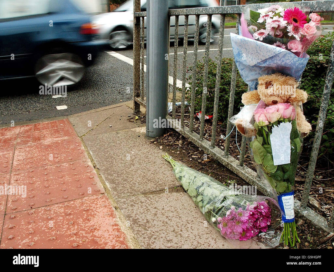 Blumen links in der Nähe der Szene auf Coventry Road, an der Kreuzung mit Ada Road in Birmingham, nachdem eine 28-jährige Mutter, ihr ungeborenes Kind und neunjährigen Sohn getötet wurden, als sie in Kollision mit einem Auto, die Polizei sagte heute. Stockfoto