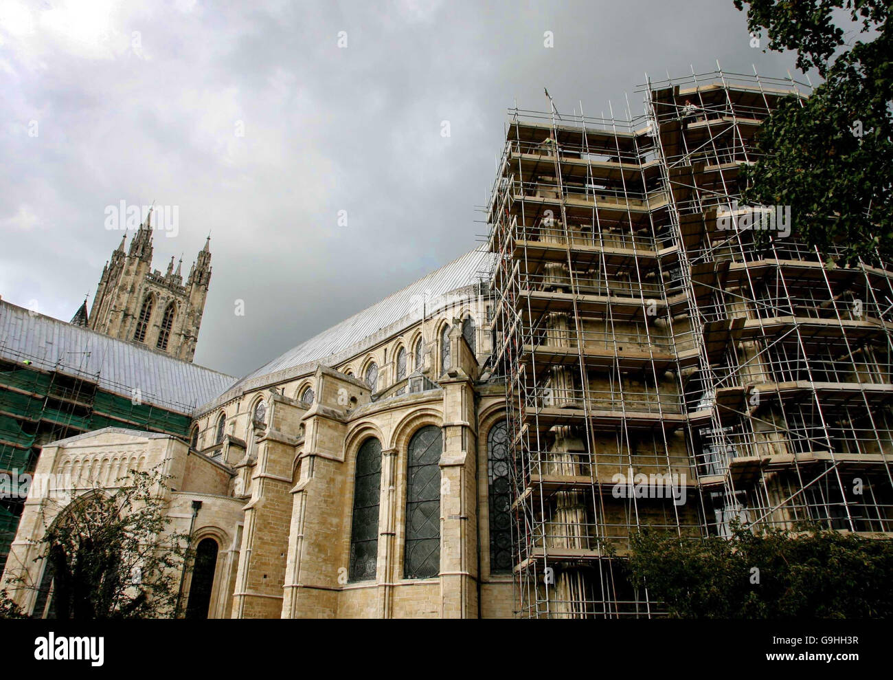 Gerüste rund um die Kathedrale von Canterbury, Kent, wie die eine globale Appell gestartet wird, um die Wiederherstellung des Gebäudes zu helfen. Stockfoto