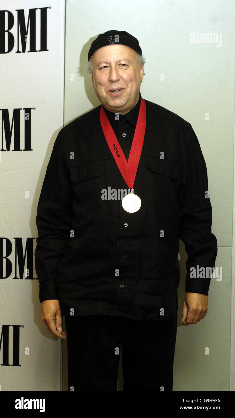 Der Musiker und Songwriter Peter Green wird von der Broadcast Music, Inc. Beim jährlichen London Awards Dinner des BMI am Dienstag, den 3. Oktober 2006 im Dorchester geehrt. Green von der einflussreichen Rockband Fleetwood Mac wird für seinen Song „Black Magic Woman“ ausgezeichnet, der insgesamt vier Millionen Stunden Spielzeit in der Luft hat. Stockfoto