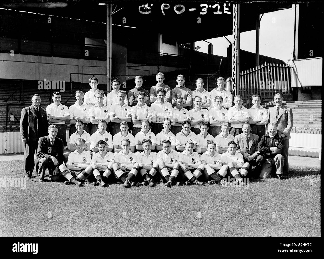 Tottenham Hotspur-Teamgruppe: (Hintere Reihe, l-r) Billy Rees, Alf Ramsey, Stan Hayhurst, Stan Markham, Ted Ditchburn, Ron Burgess, Les Bennett; (Dritte Reihe, l-r) Assistant Manager J Anderson, Len Duquemin, Vic Buckingham, Harry Robshaw, Colin Brittan, Sid Tickridge, Harry Clarke, Fred Cox, Les Medley, Bill Rawlings, Bill Nicholson, E Gibbons, Manager Arthur Rowe; (Zweite Reihe, l-r) Trainer C Poynton, Charlie Rundle, George Ludford, Arthur Willis, Eddie Baily, Harry Gilberg, G Withers, R Henty, Sonny Walters, Assistant Trainer J Coxford, Assistant Trainer J Wallis; (erste Reihe, l-r) Bob Cook, A Stockfoto