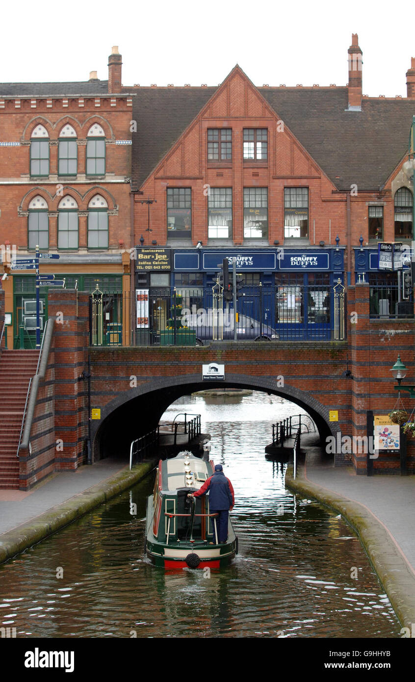 Ein Narrowboot nähert sich heute über die Broad Street Brücke im Zentrum von Birmingham dem Gasstreckenkessel, wo sich die Birmingham Main Line und die Kanäle Worcester und Birmingham treffen. Stockfoto