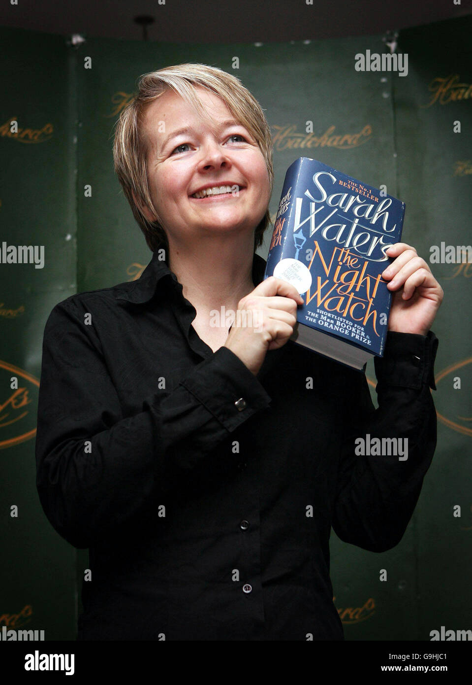 Sarah Waters mit ihrem Buch The Night Watch, im Hatchards Bookshop in London. Sie ist eine der sechs Autorinnen auf der Shortlist für den man Booker Prize for Fiction 2006. Stockfoto