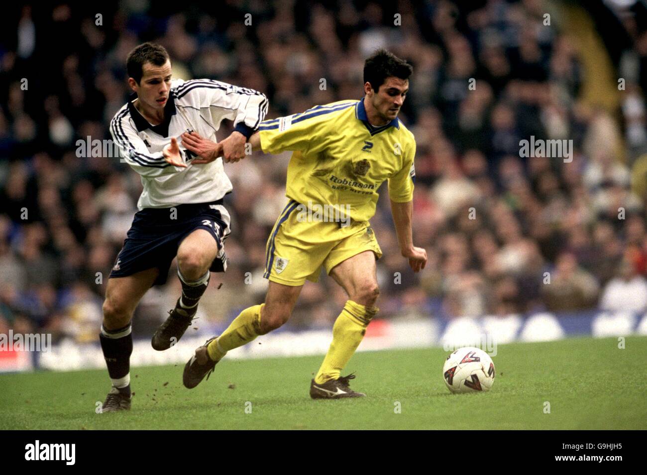 L-R; Stephen Clemence von Tottenham Hotspur kämpft mit Ali Gibb von Stockport County um den Ballbesitz Stockfoto