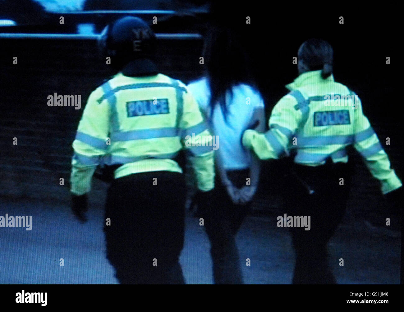 Polizeivideo: Foto von Verhaftungen in einem Lager von Reisenden in Cleeve Prior in der Nähe von Evesham. Offiziere zielen auf ein Netzwerk organisierter Kriminalität, von dem angenommen wird, dass es hinter Einbrechern in Herrschaftshäusern steckt. Die Polizei befragt 14 Personen. Stockfoto