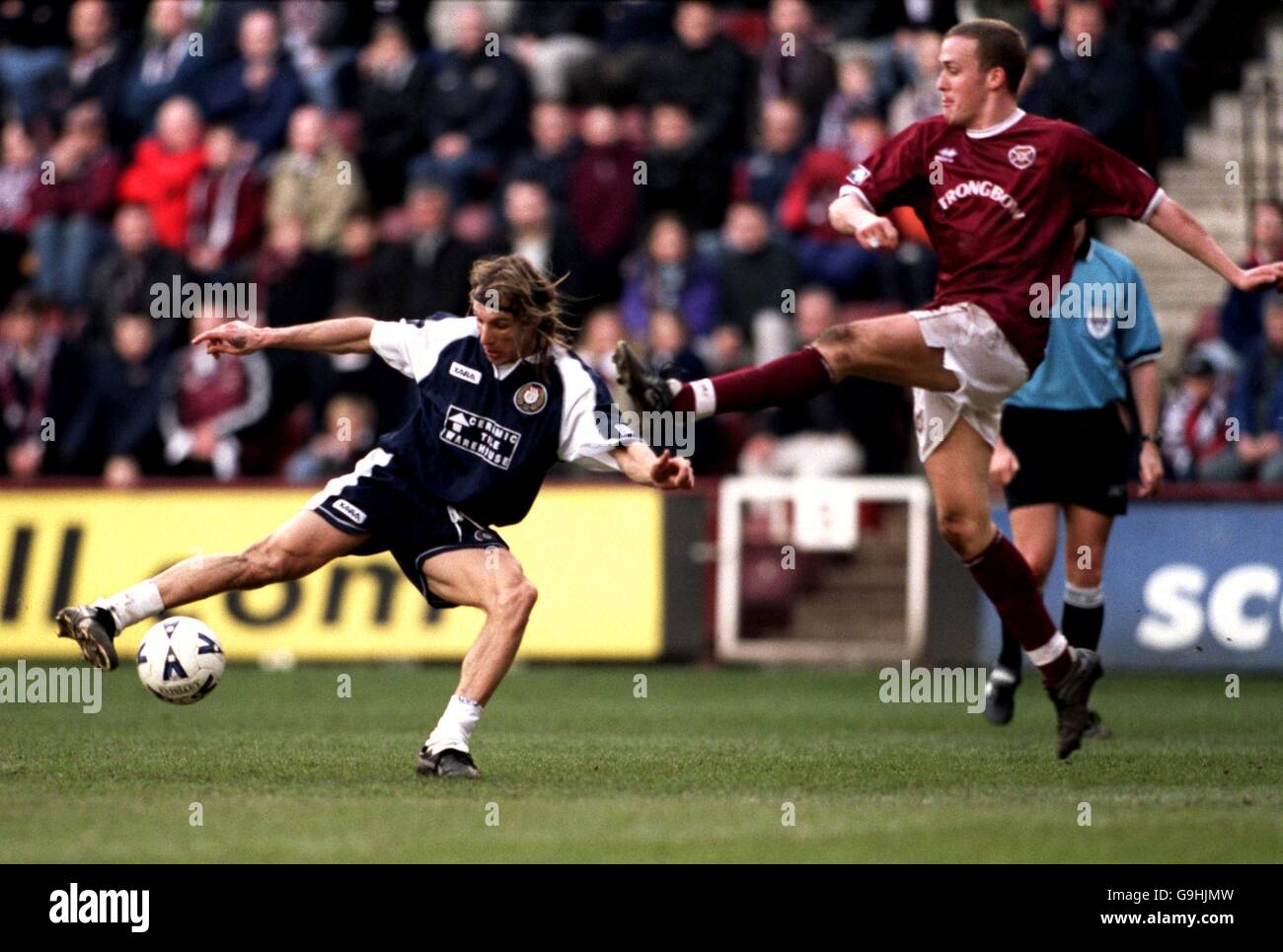 Fußball - Tennants Scottish Cup - vierte Runde - Heart of Midlothian gegen Dundee. Claudio Caniggia von Dundee wird trotz der Aufmerksamkeit von Henry McCann, dem Herzensanliegen, in eine Szene gesetzt Stockfoto