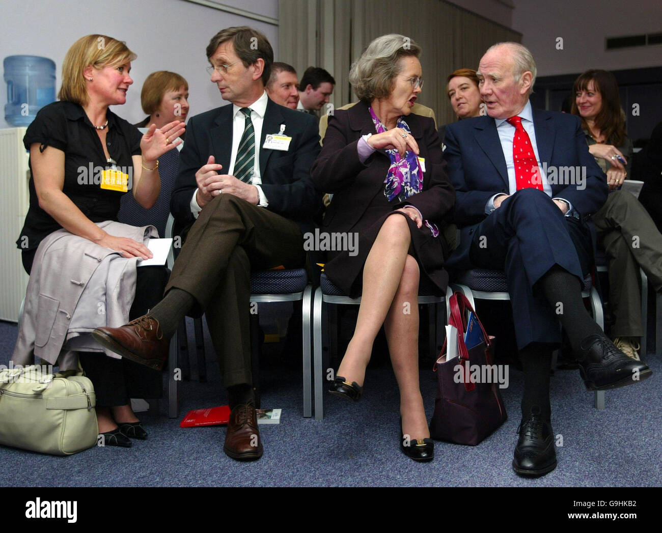 Der Sir Menzies Campbell plaudert mit seiner Frau Elsbeth