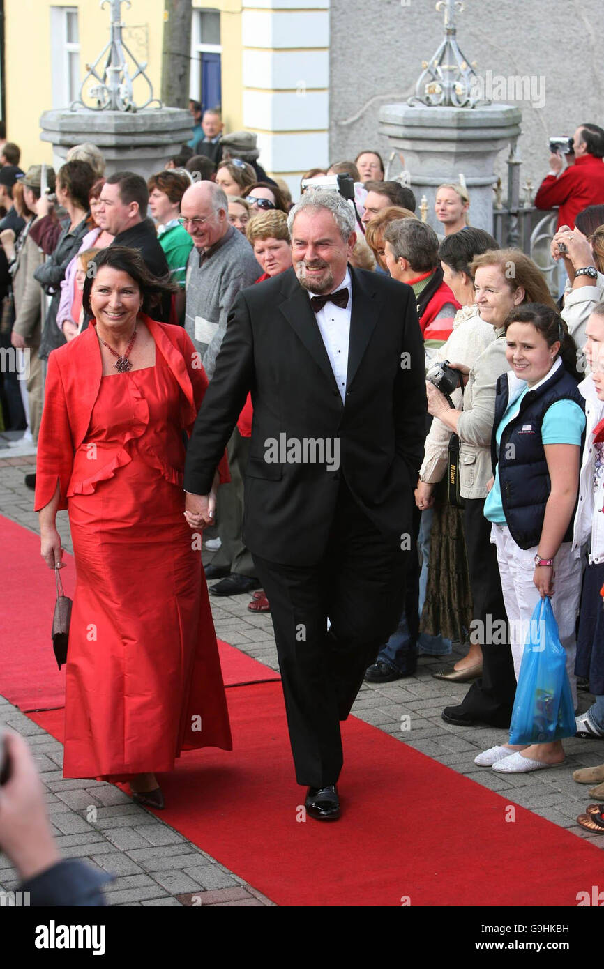 TV-Moderator Gerry Kelly und seine Frau kommen heute vor der Hochzeit von River Dance-Star Michael Flatley und dem 32-jährigen Tänzer Niamh O'Brien in der St. Patrick's Church in Fermoy, Co Cork, an. Stockfoto