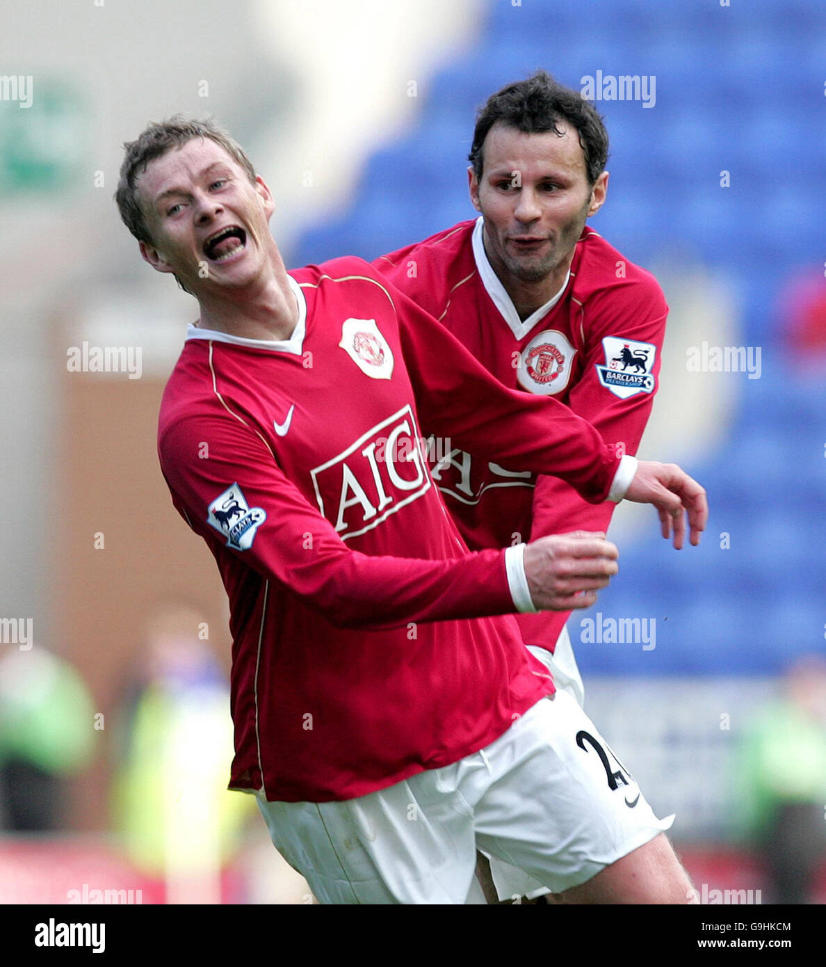 Ole Gunnar Solskjaer von Manchester United feiert das Tor gegen Wigan mit Ryan Giggs während des Spiels der Barclays Premiership im JJB Stadium, Wigan. Stockfoto