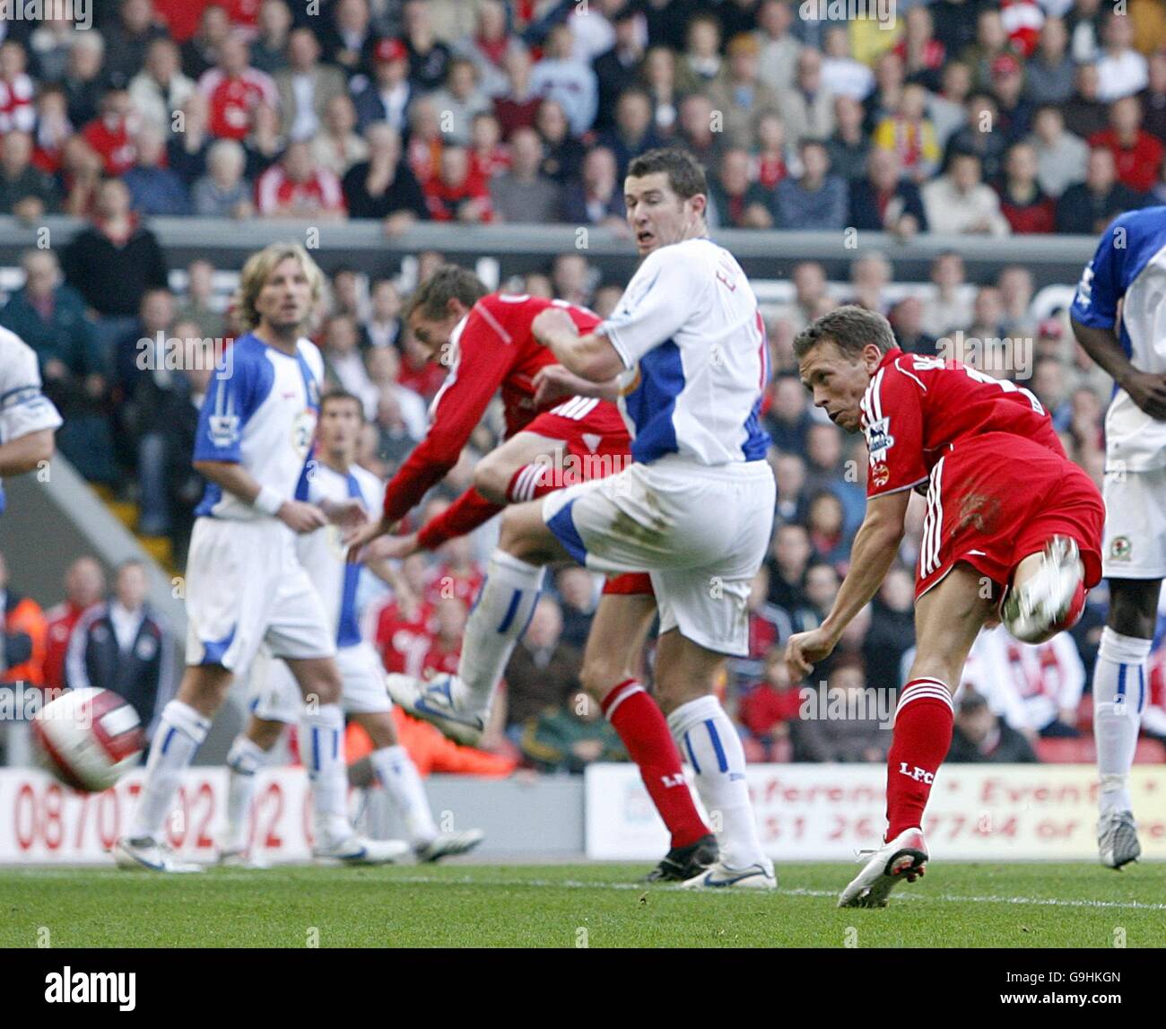 Craig Bellamy von Liverpool trifft den Ball in den Rücken Das Netz, um den Equalizer zu bewerten Stockfoto