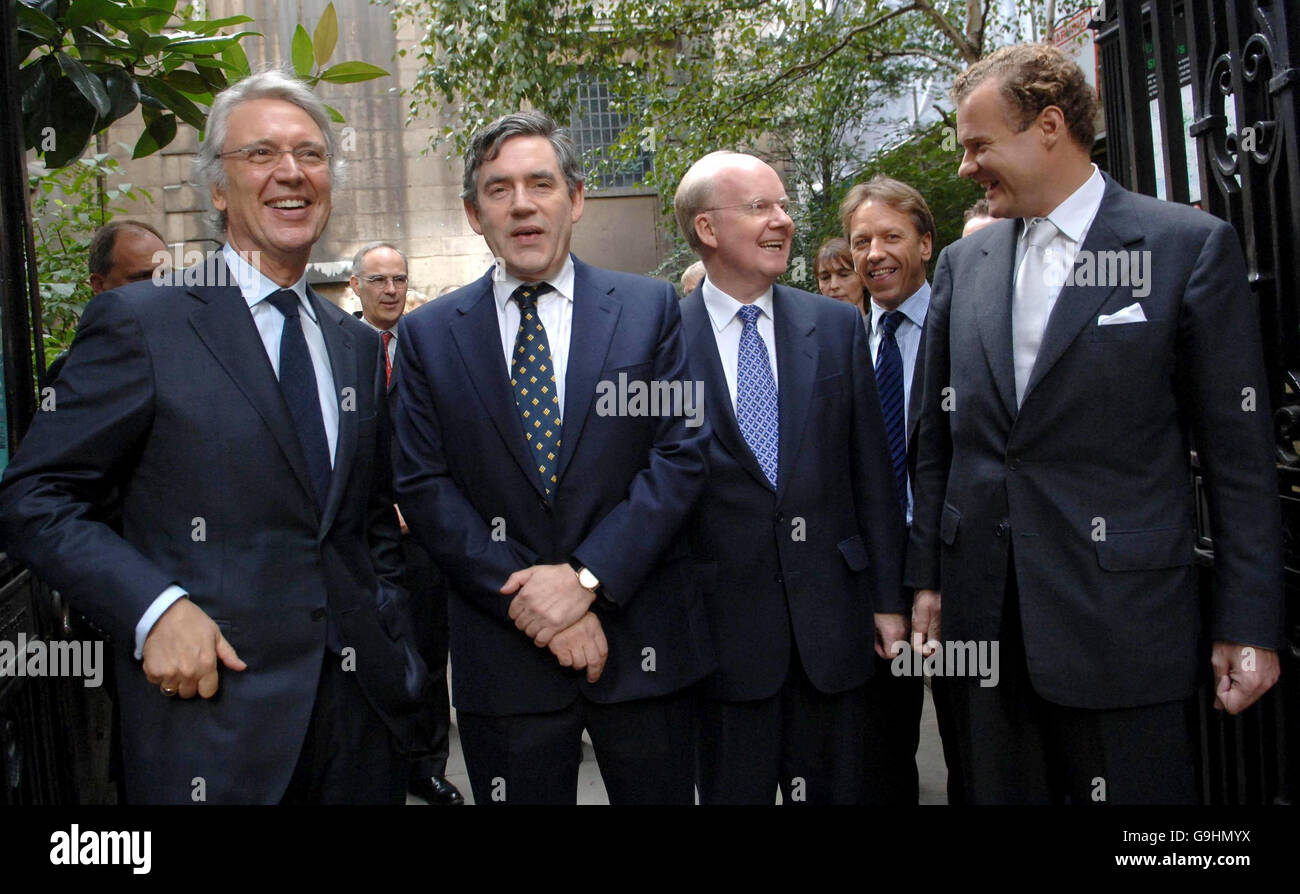 Von links nach rechts: Les Hinton, Chairman von News International, Kanzler Gordon Brown, Murdoch MacLennan, Chief Executive der Telegraph Group, und Lord Rothermere, Chairman von Daily Mail and General Trust, in der St. Bride's Church in der Fleet Street, wo sie an einem Gottesdienst anlässlich des hundertjährigen Bestehens der Newspaper Publisher's Association teilnahmen. Stockfoto