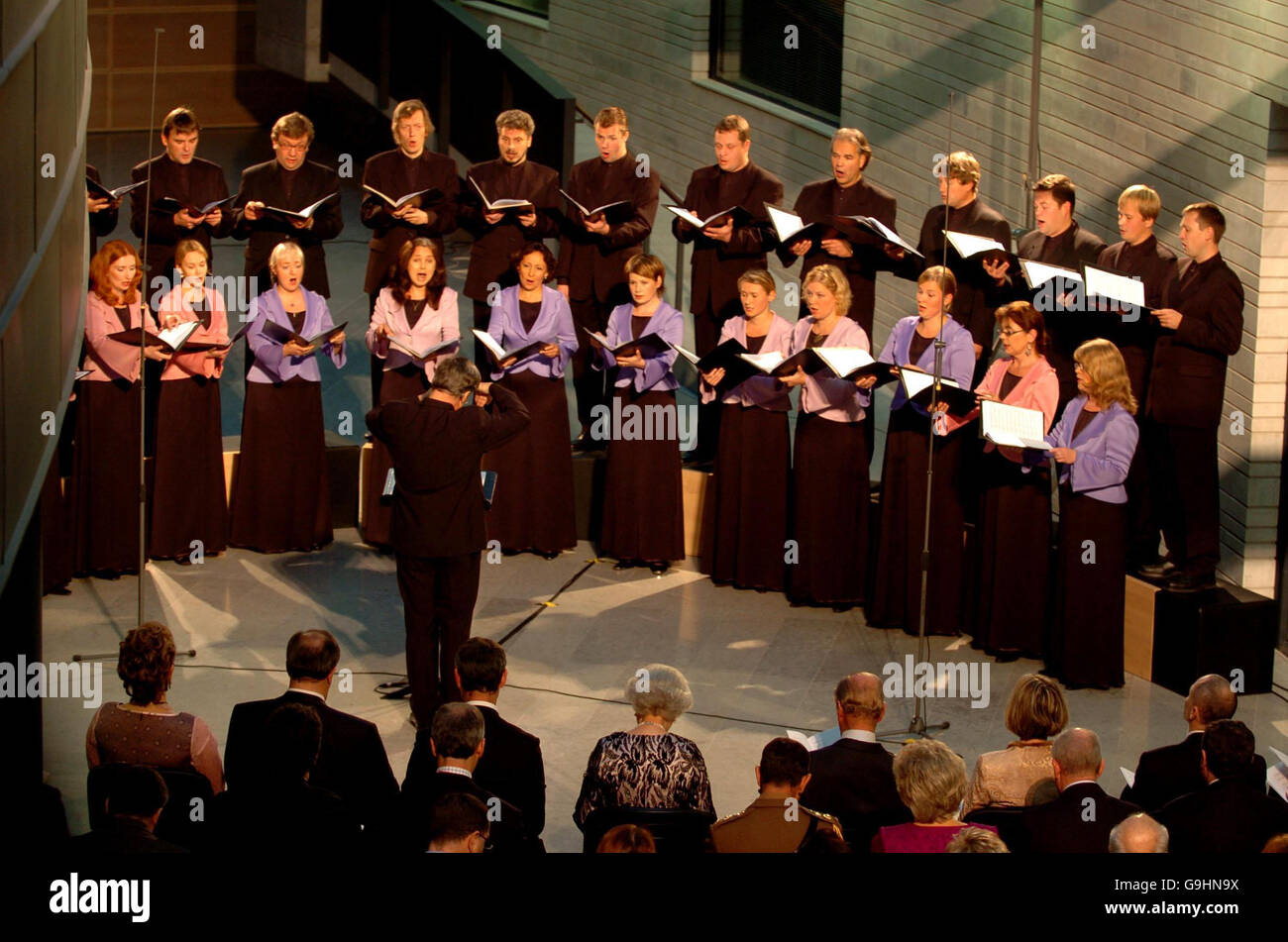 Die britische Königin Elizabeth II. Und der Herzog von Edinburgh besuchen ein Konzert und einen Empfang im Kumu Estonion Arts Museum, Tallinn, Estland. Stockfoto