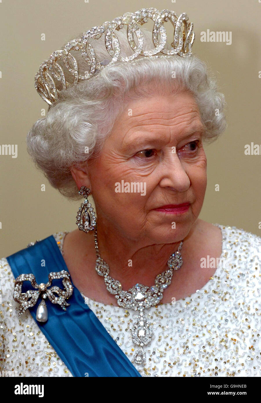 Die britische Königin Elisabeth II. Empfängt Gäste neben dem