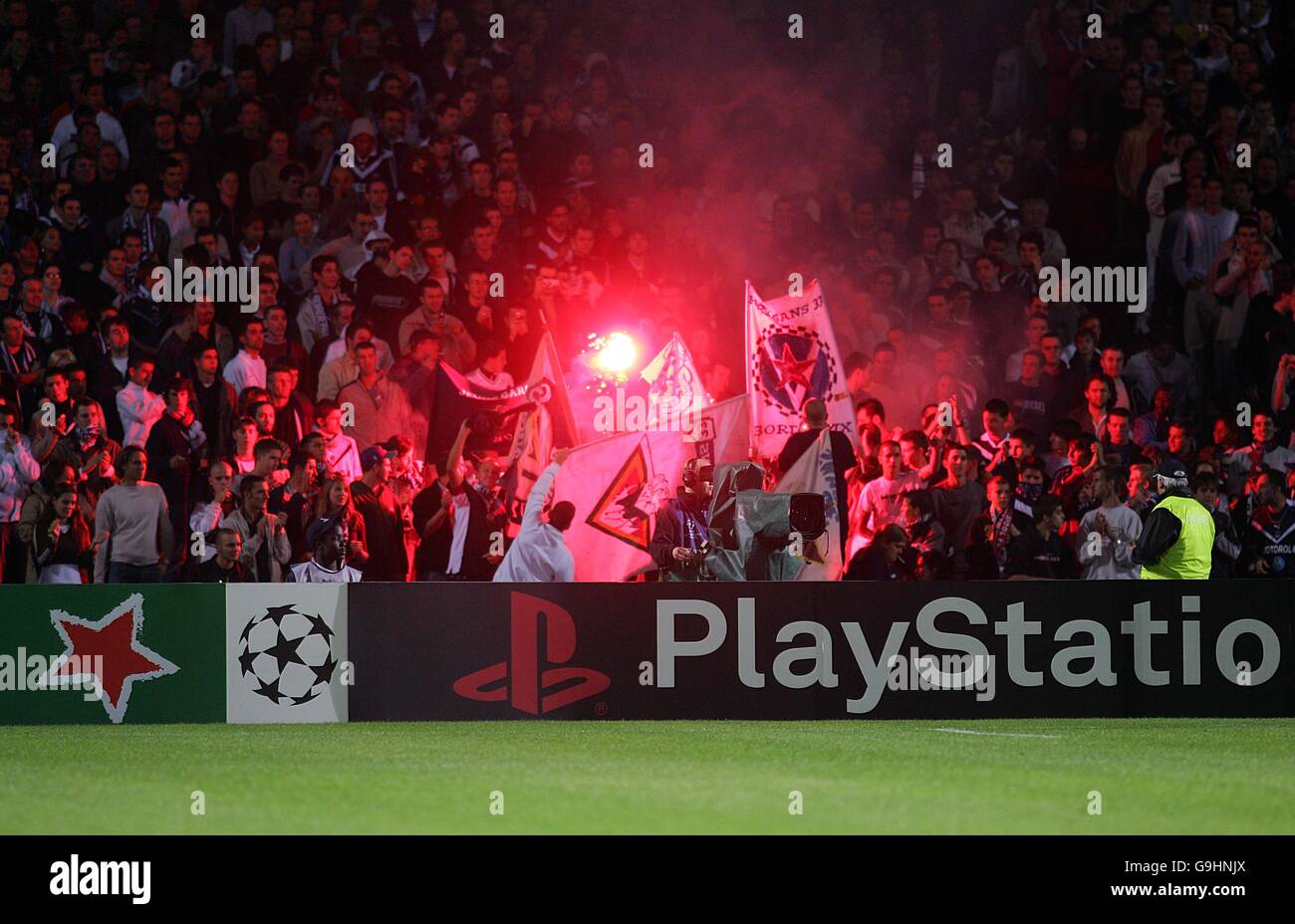 Fußball - UEFA Champions League - Gruppe C - Bordeaux / Liverpool - Stade Chaban-Delmas. Bordeaux-Fans lassen Flares in den Tribünen Stockfoto