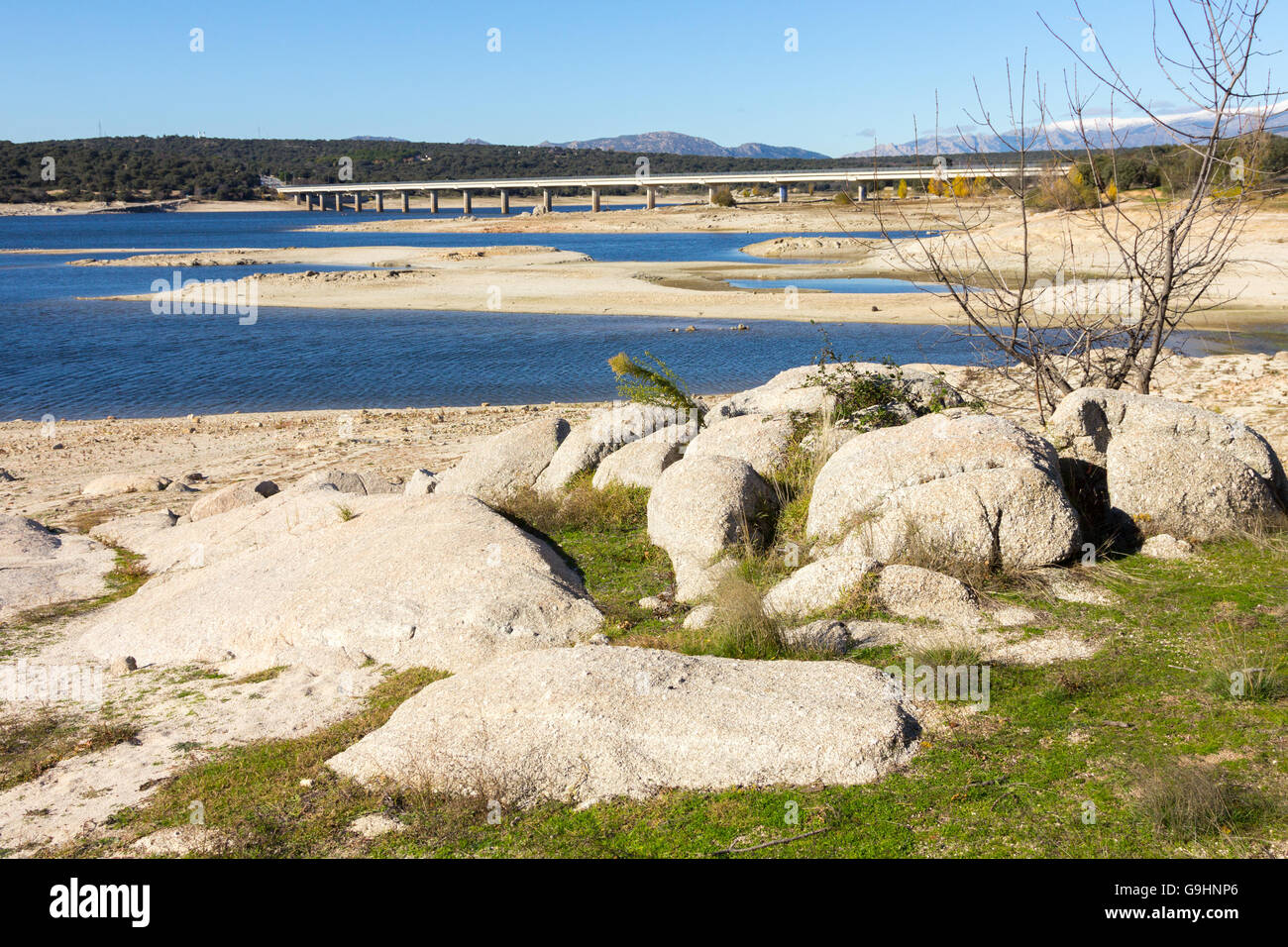 Felsige Gebiete am See Valmayor, Madrid, Spanien Stockfoto