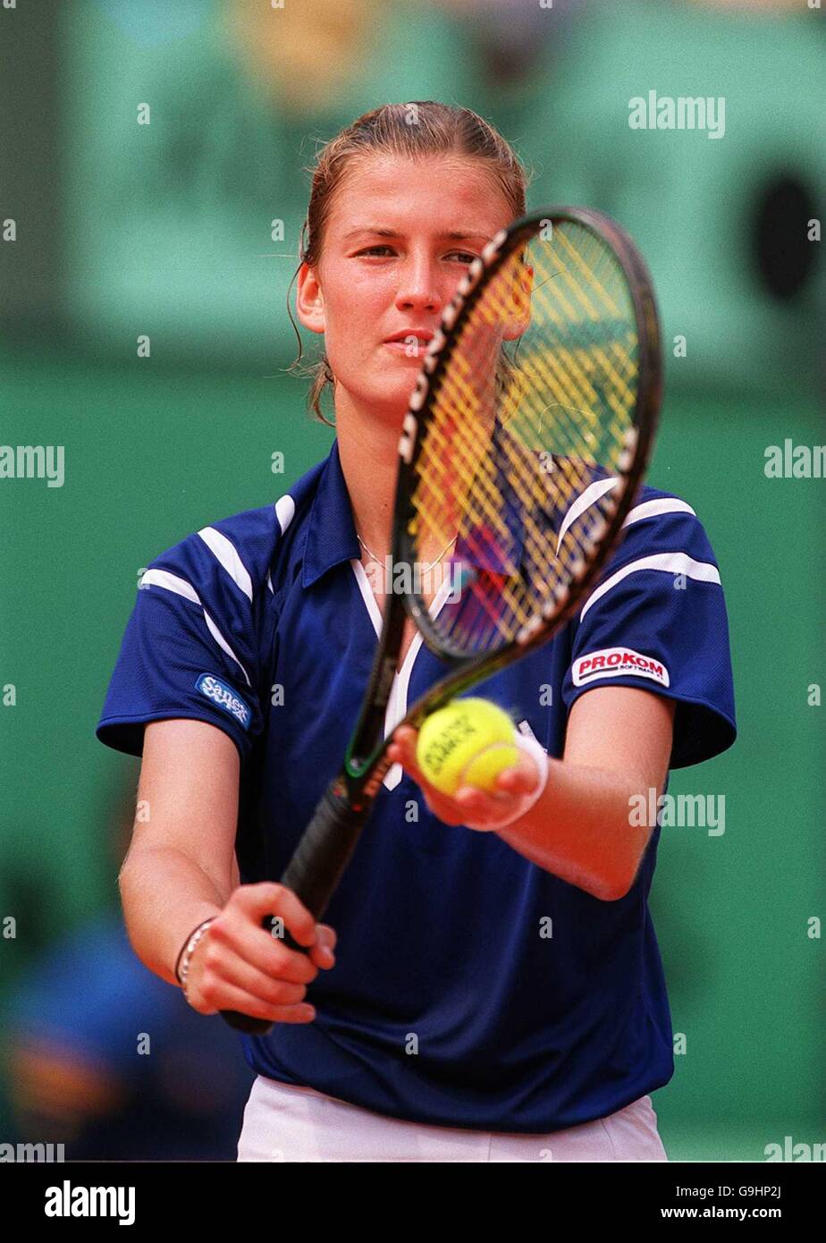 Tennis - Französisch Open Roland Garros 2000. Magdalena Grzybowska im Kampf  gegen Anke Huber Stockfotografie - Alamy
