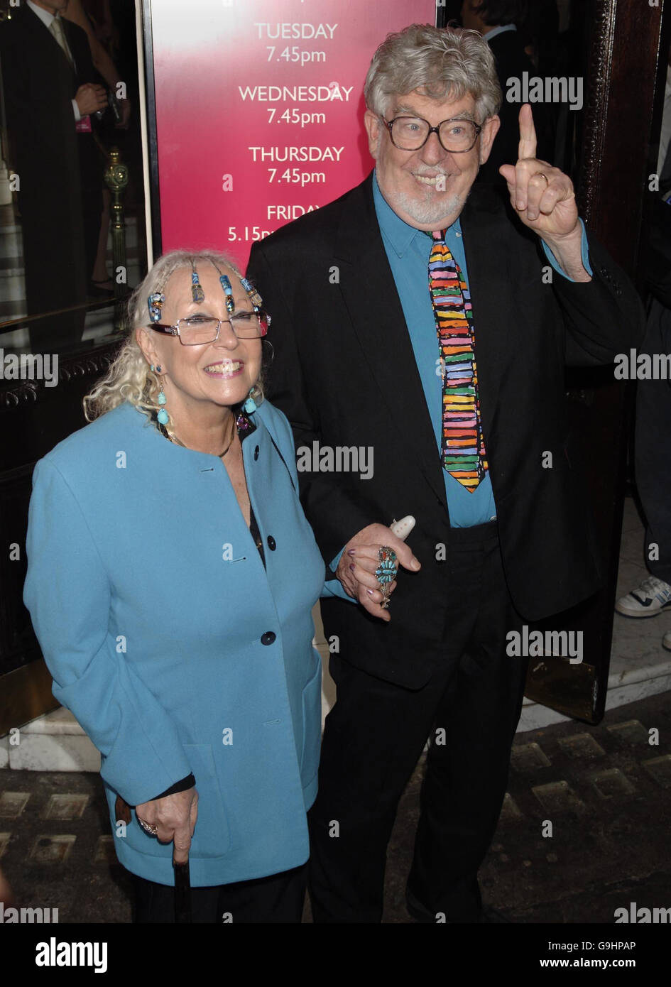 Rolf Harris und seine Frau Alwen kommen zur Londoner Premiere von Dirty Dancing - The Classic Story auf die Bühne, im Aldwych Theater im Zentrum von London. Stockfoto