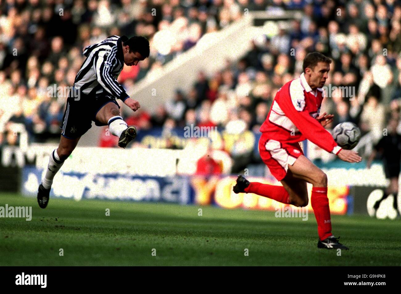 Gary Speed von Newcastle United schießt als Steve von Middlesbrough ins Tor Vickers versucht, den Schuss zu stoppen Stockfoto