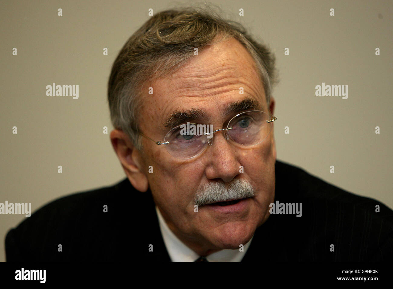 Professor Charles Cummings vom John Hopkins Hospital in Baltimore, USA, sieht als Ministerin für Gesundheit und Kinder Mary Harney TD offiziell eröffnet das Beacon Hospital in Sandyford, Dublin. Stockfoto