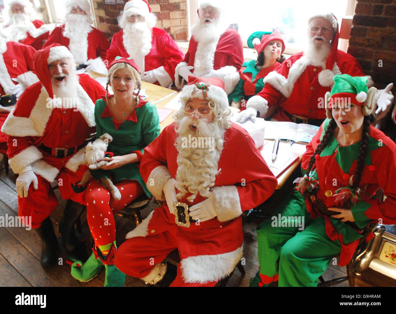 Santas und Elfen üben Ho!Ho!Ho!'s an der 'Santa School' des Ministry of Fun in London. Stockfoto