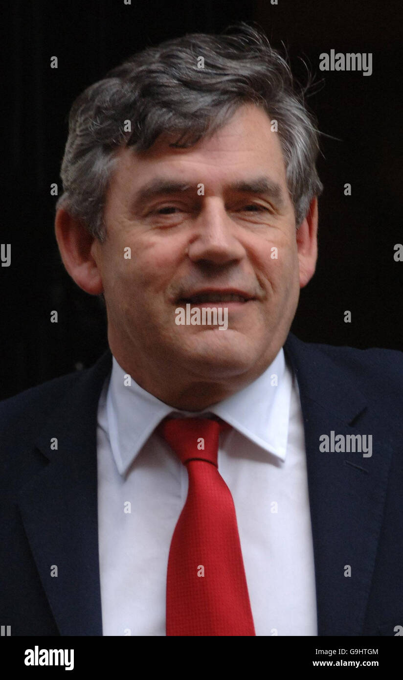 Kanzler Gordon Brown verlässt eine pre-Party-Konferenz politische Sitzung an 10 Downing Street. Stockfoto
