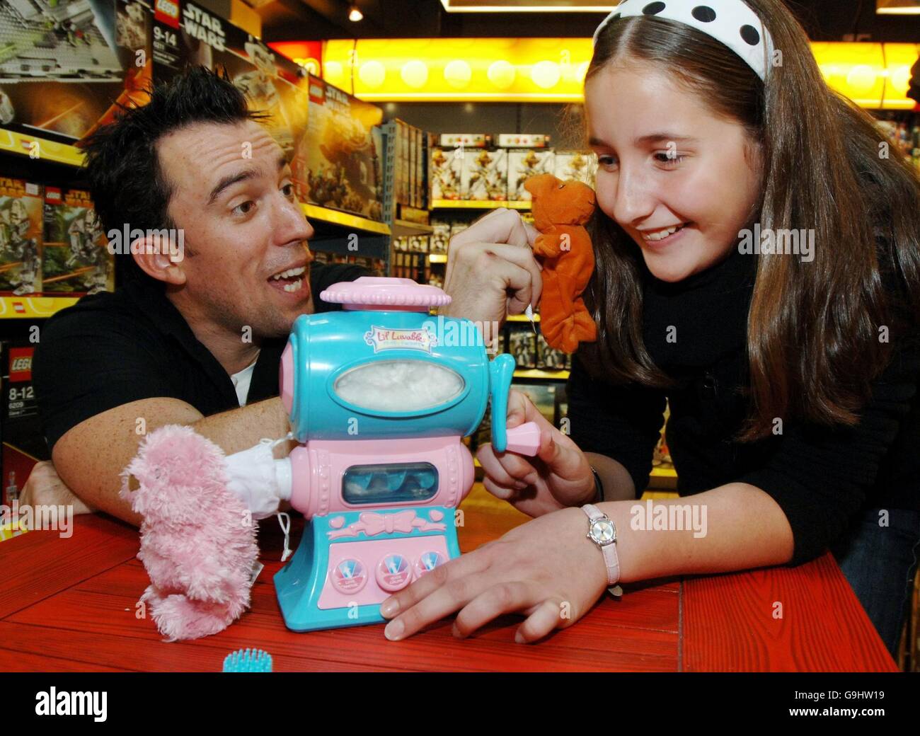 Virgin Radio DJ, Christian O'Connell und Felicity Leydon-Davis, 12, mit Lil Lovables Fluffy Factory, einem Set zur Herstellung von Teddybären, eines der Spielzeuge, das für den Hamleys Toy of the Year Award nominiert wurde. DRÜCKEN SIE VERBANDSFOTO. Bilddatum am:Mittwoch 20 2006. September . Siehe PA Story CONSUMER Toy. Der Bildnachweis sollte Fiona Hanson/PA lauten Stockfoto