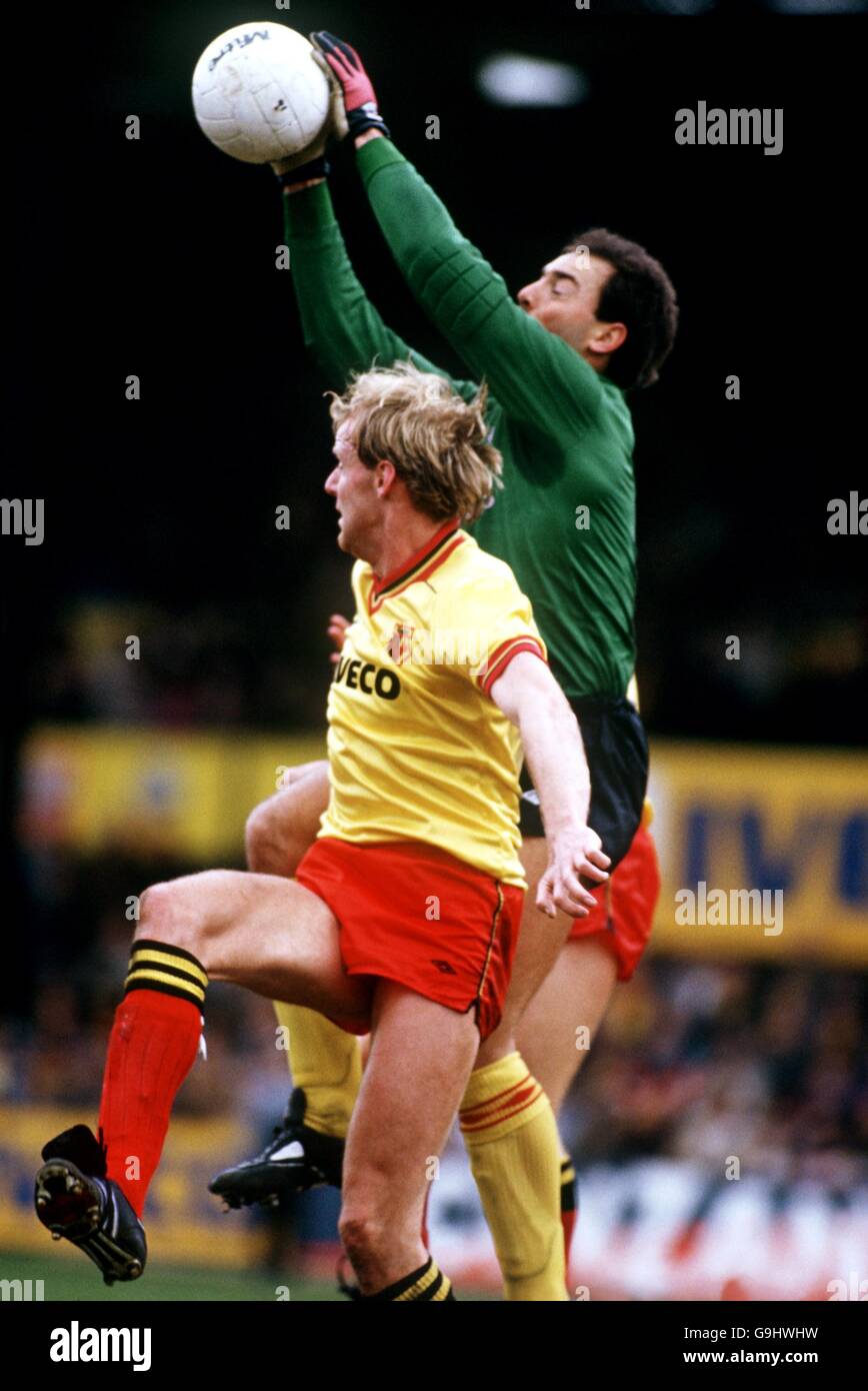 Liverpooler Torhüter Bruce Grobbelaar (r) trifft unter Druck ein Kreuz Von Watford's George Reilly (l) Stockfoto