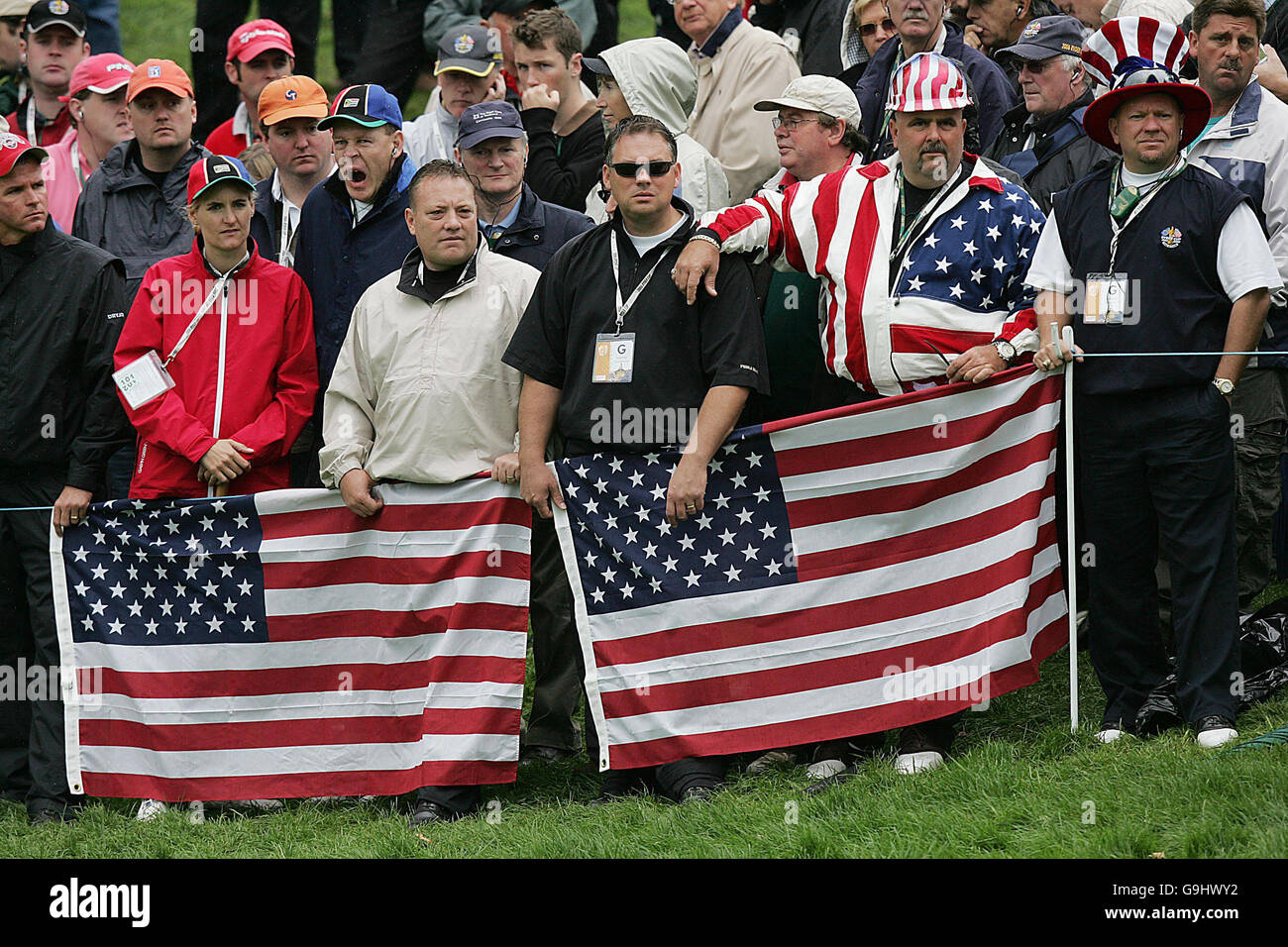 Die amerikanischen Fans wurden während der morgendlichen vier-Ball-Runden des Ryder Cup im K Club, Co Kildare, niedergeschlagen. Stockfoto